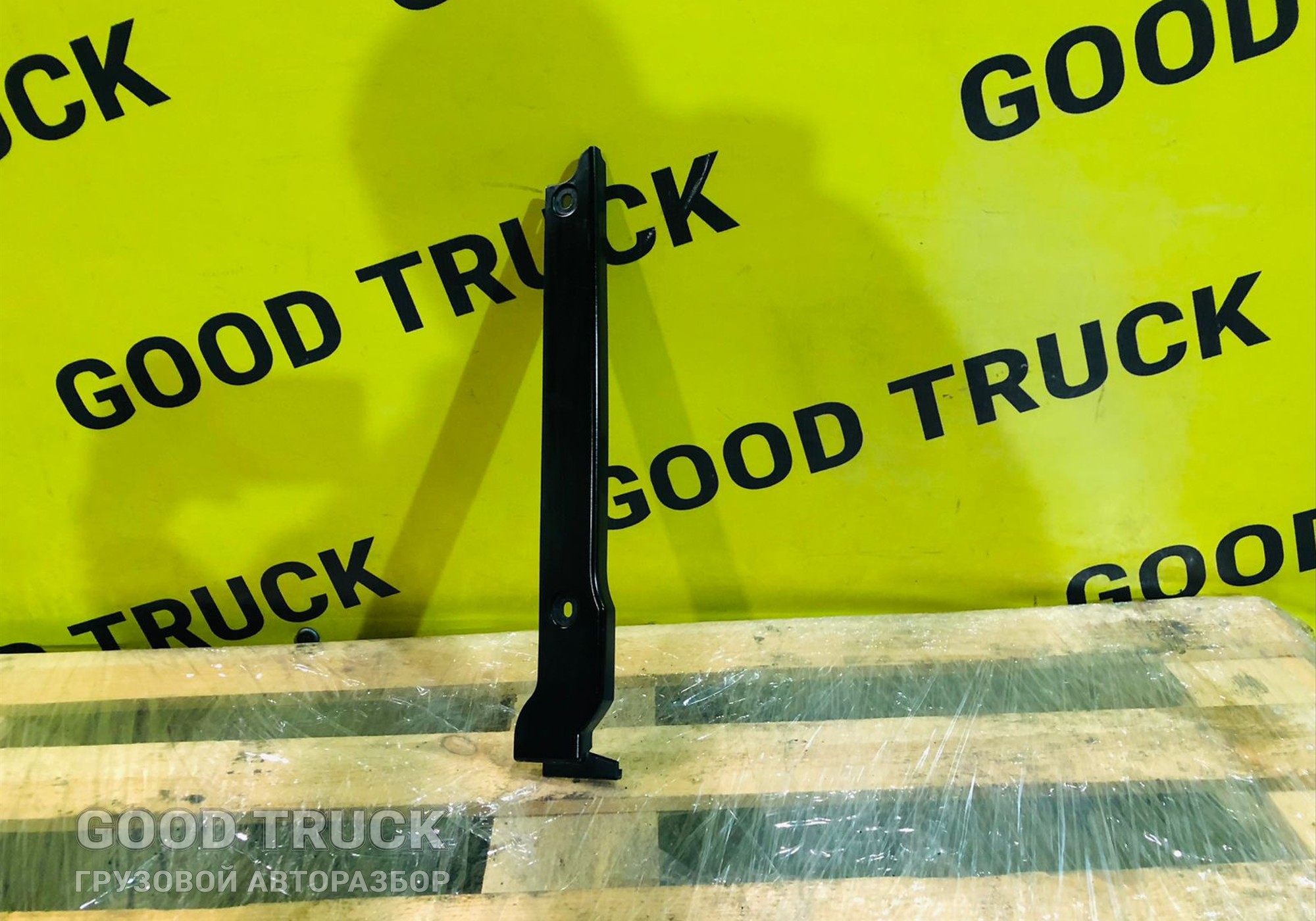 81624100177 Накладка лобового стекла левая для Man