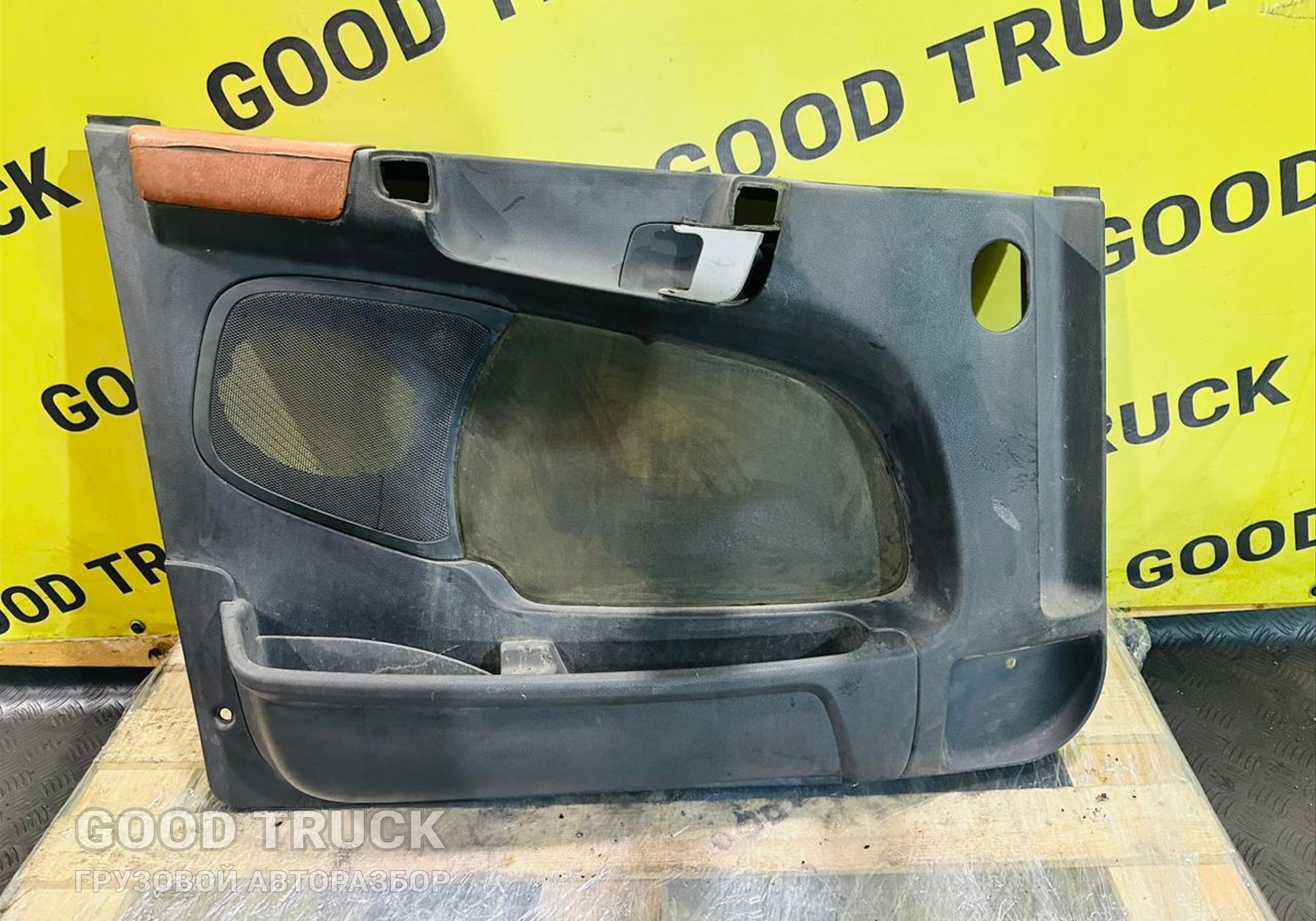 1486792 Обшивка двери левой для Scania