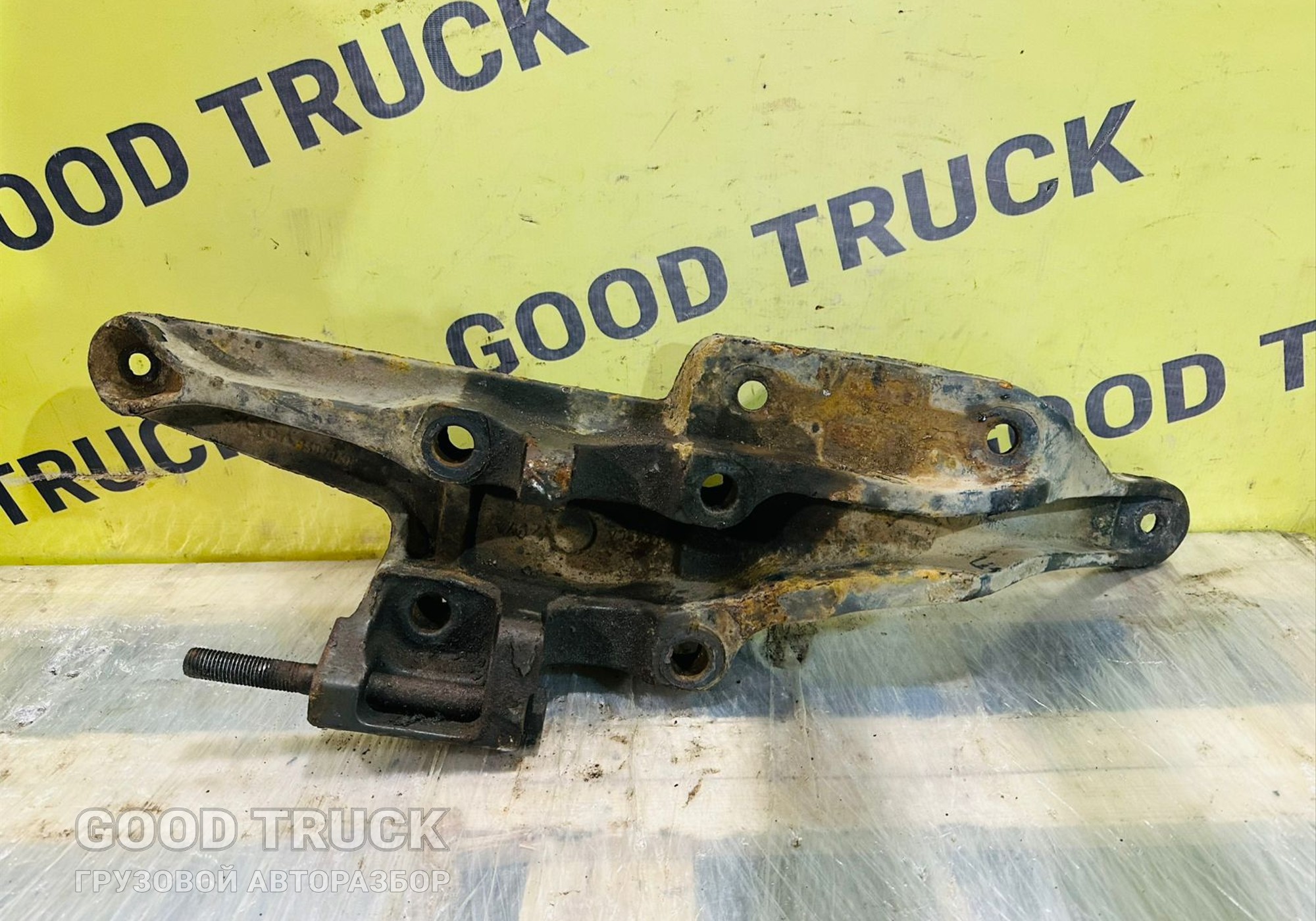 20704076 Кронштейн пневморессоры правый для Volvo FH