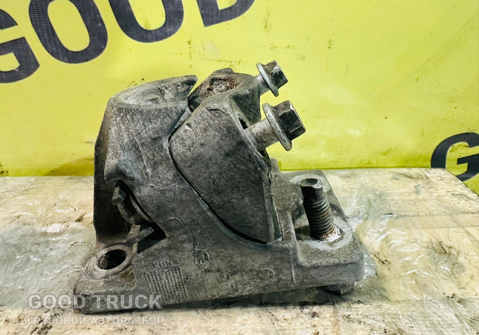 21213203 Кронштейн крыла для Volvo