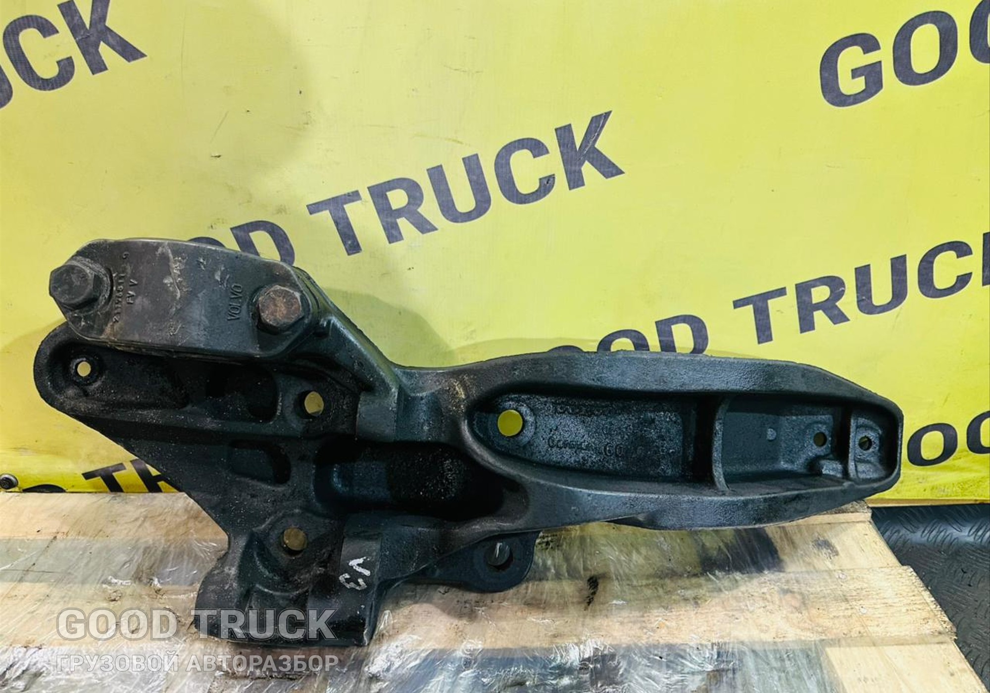 21196826 Кронштейн пневморессоры правый для Volvo