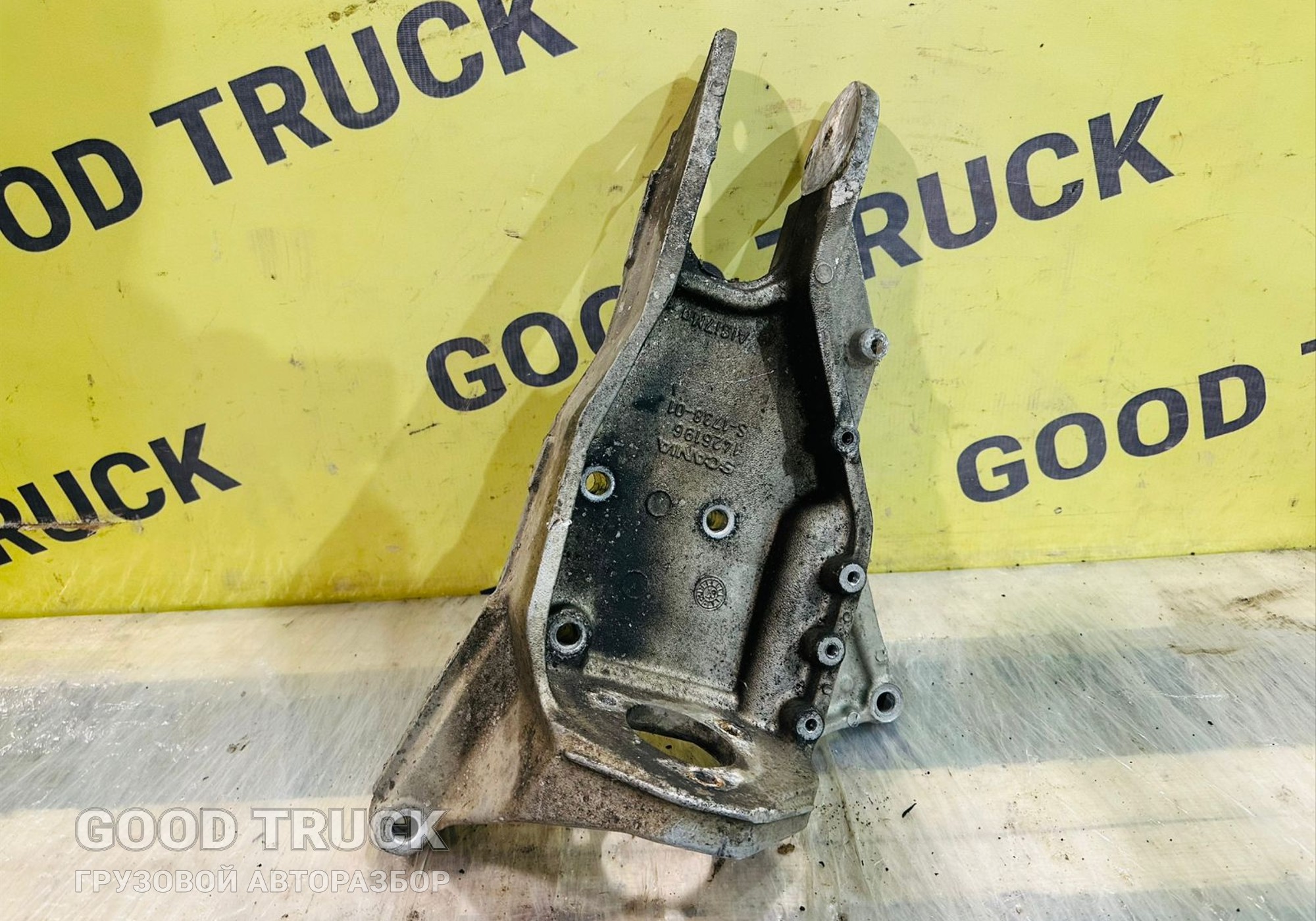 1426196 Кронштейн кабины передний правый