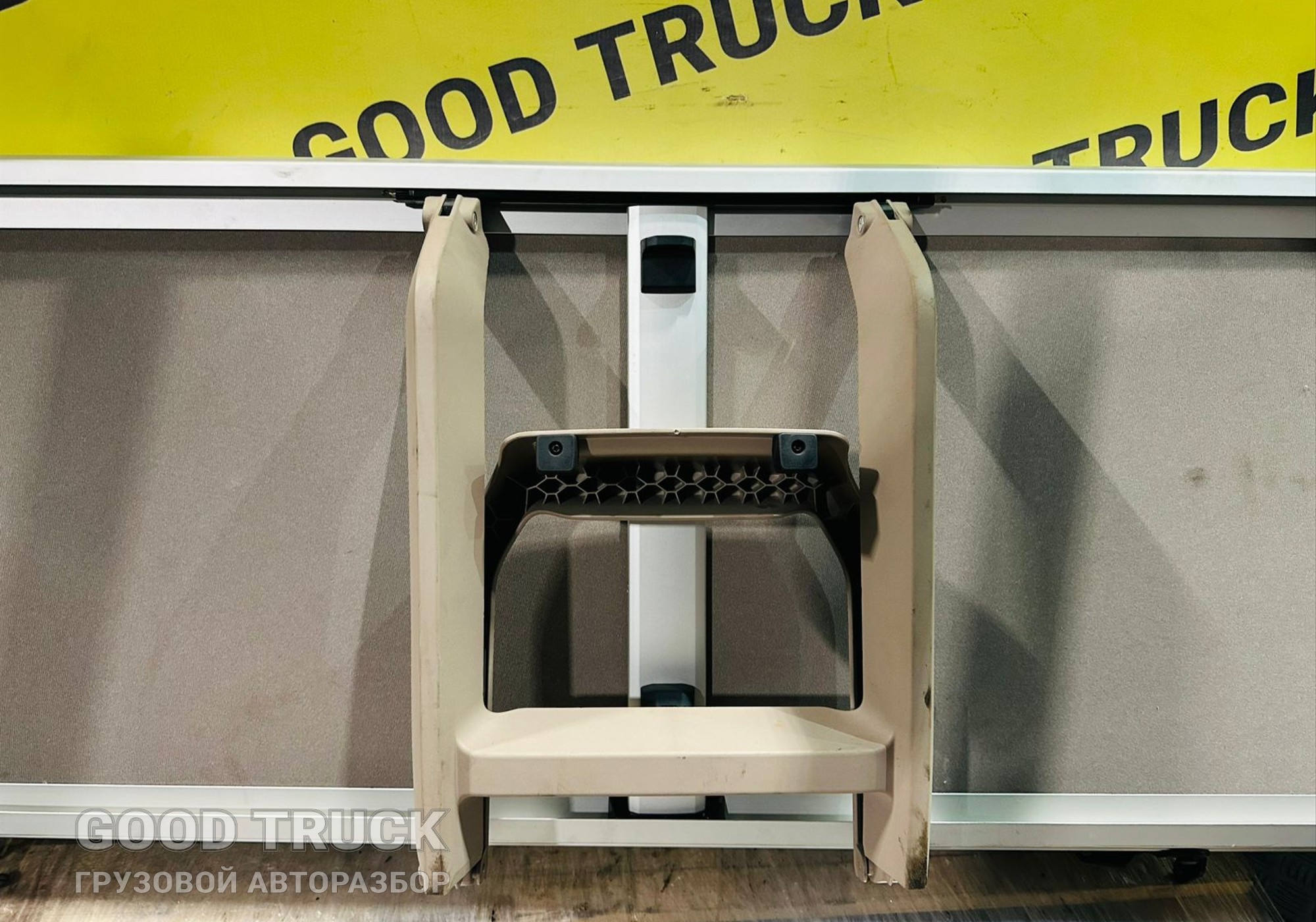 1683987 Полка спальника