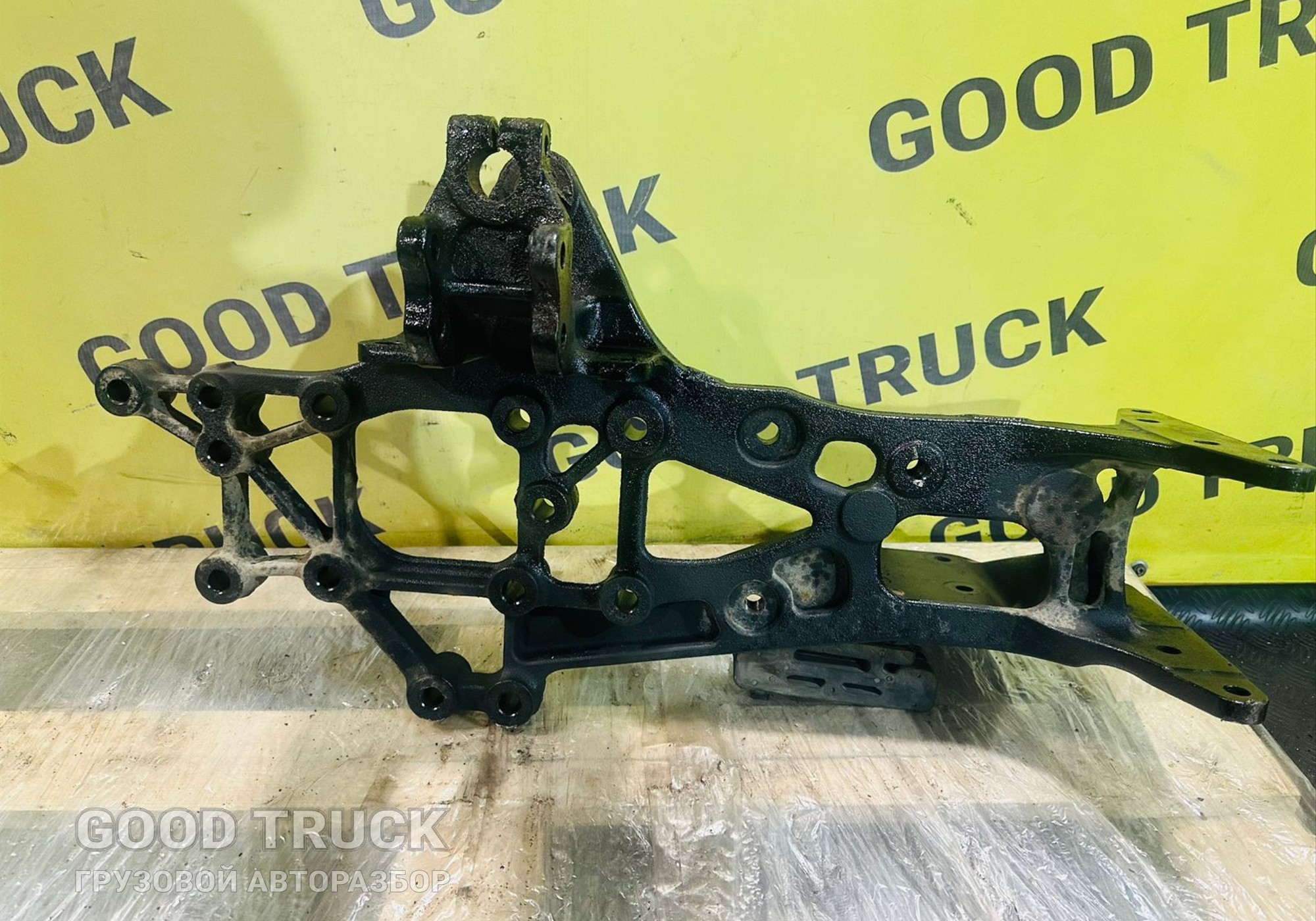 H4403103018A0 Кронштейн буксировочный правый для Foton Auman EST