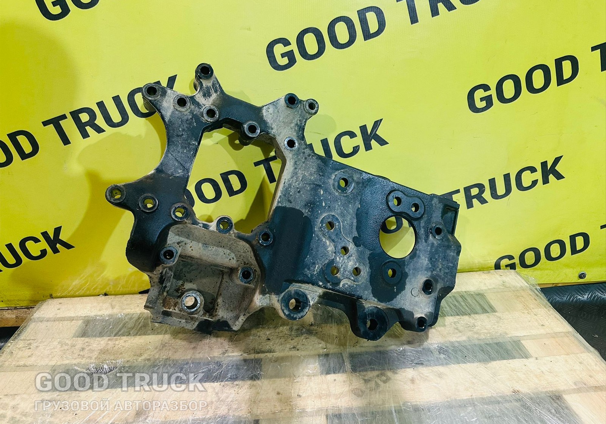 81413133012 Кронштейн рессоры передней правый для Man