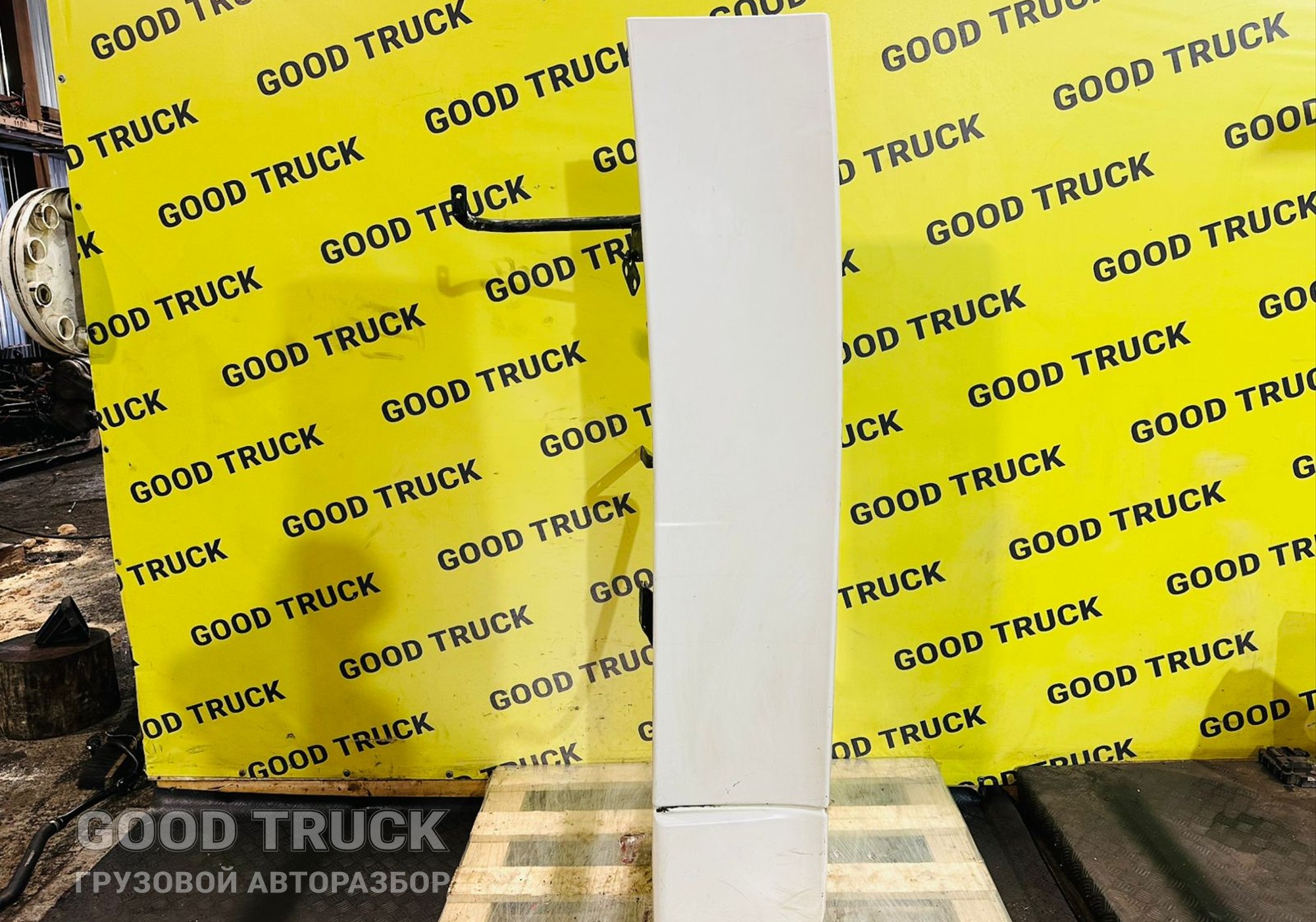 84203637 Спойлер кабины правый для Volvo