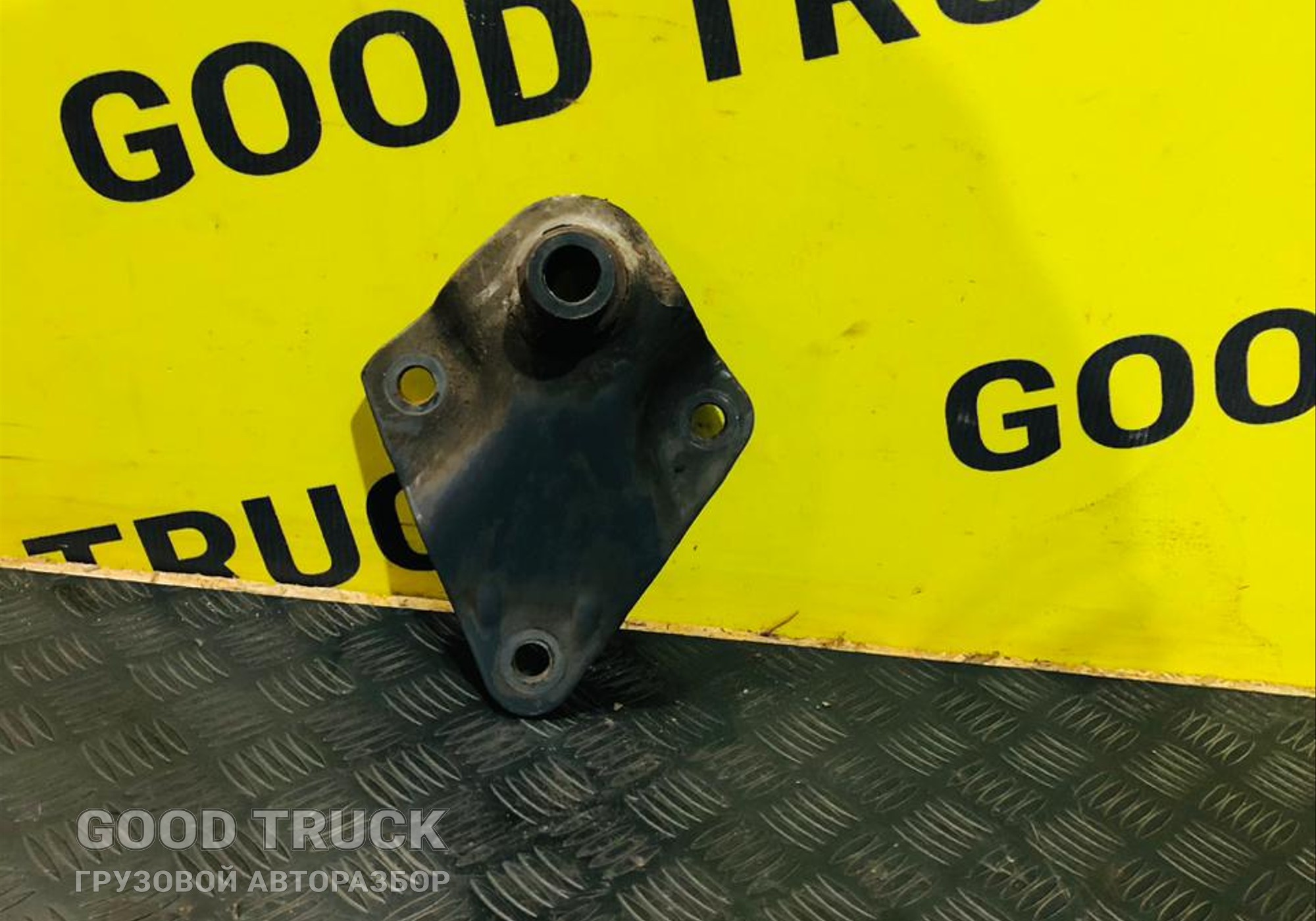 1075787 Кронштейн рабочего цилиндра подъема кабины для Volvo FH 3 (с 2008 по 2012)