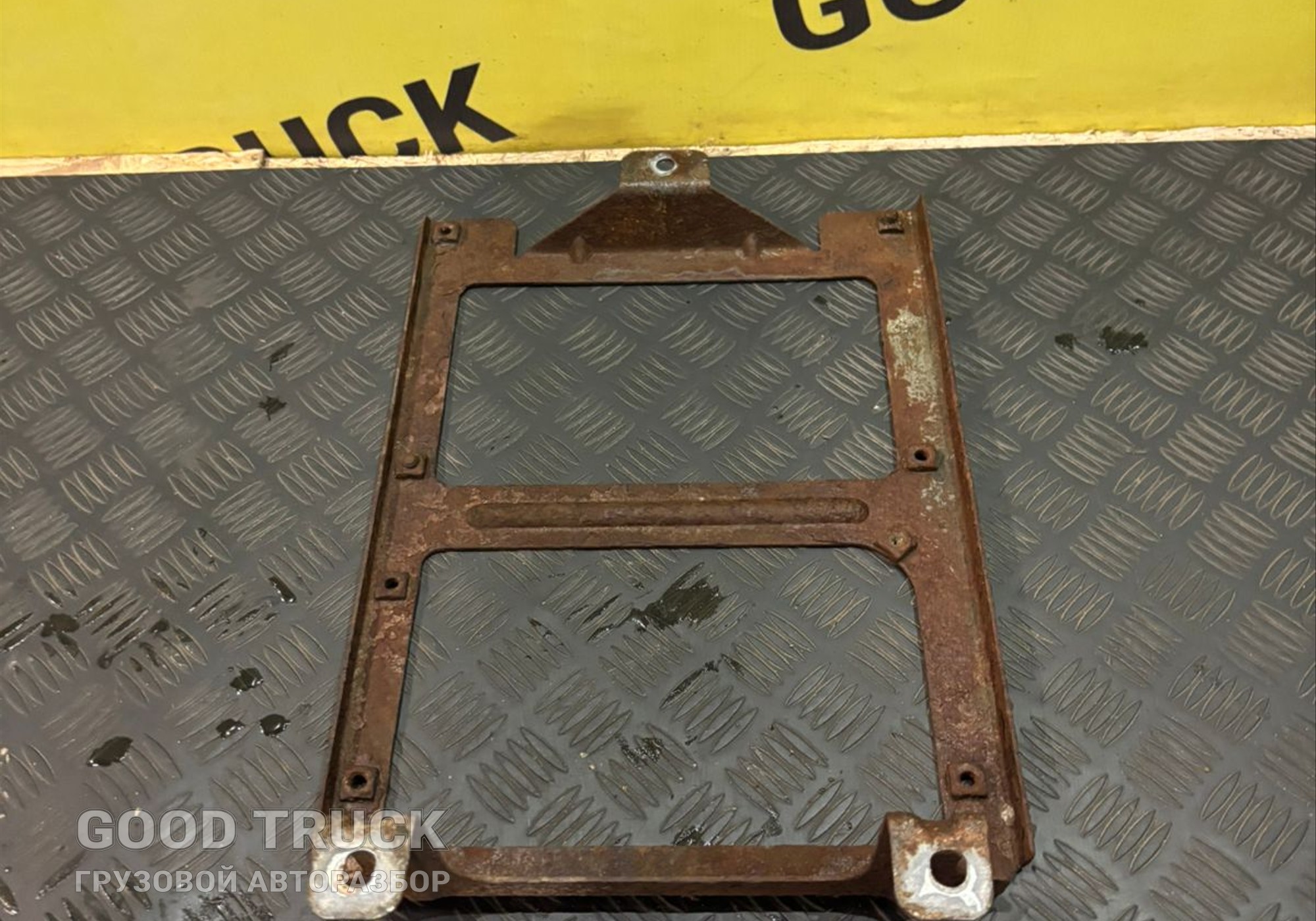 8189470 Кронштейн крыла, передний мост задний правый для Volvo FH 3 (с 2008 по 2012)