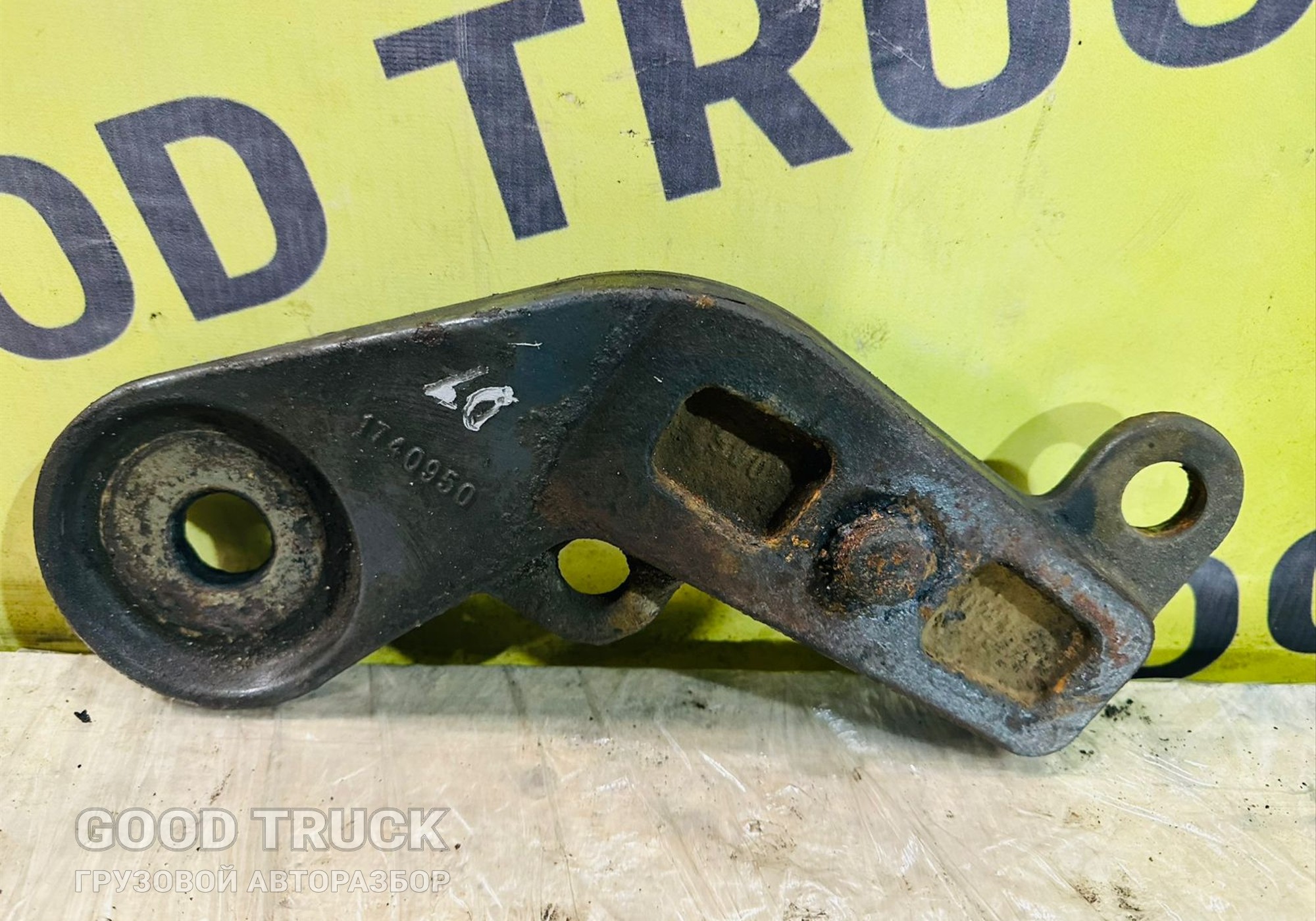 1740950 Кронштейн переднего амортизатора левый