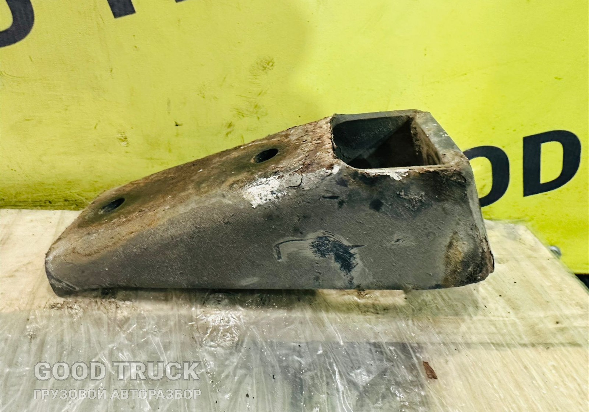 1437841 Кронштейн амортизатора переднего верхний