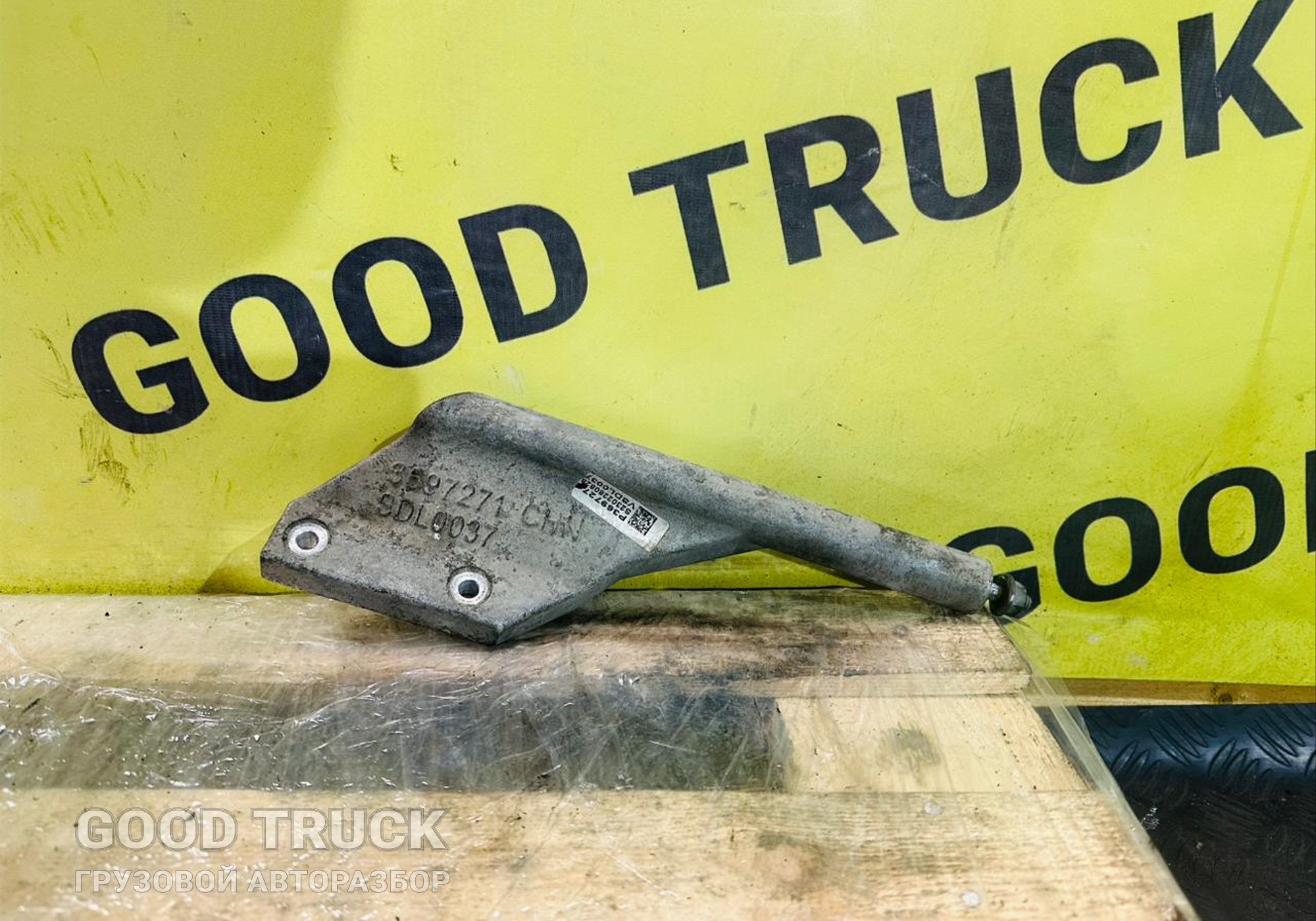 3697271 Кронштейн кожуха вентилятора охлаждения верхний для Foton Auman EST