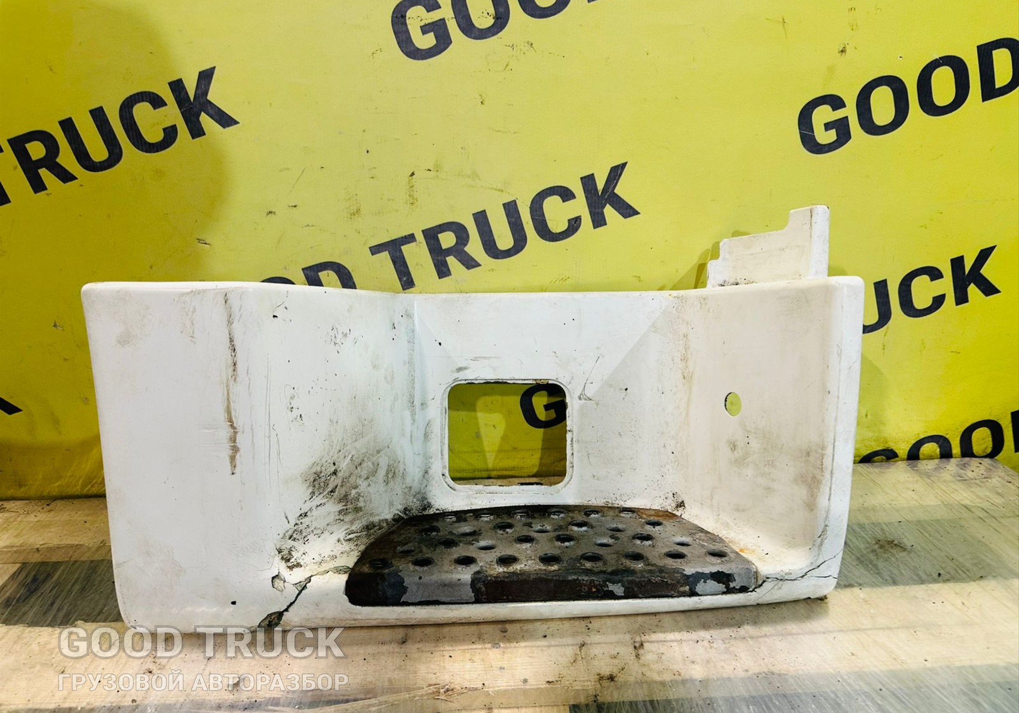 81615100976 Подножка правая для Man