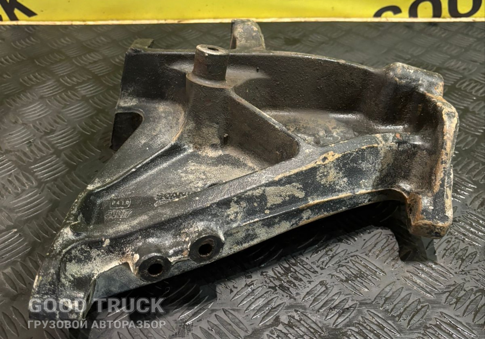 1885223 Кронштейн переднего бампера левый для Scania 5-series R (с 2004 по 2016)