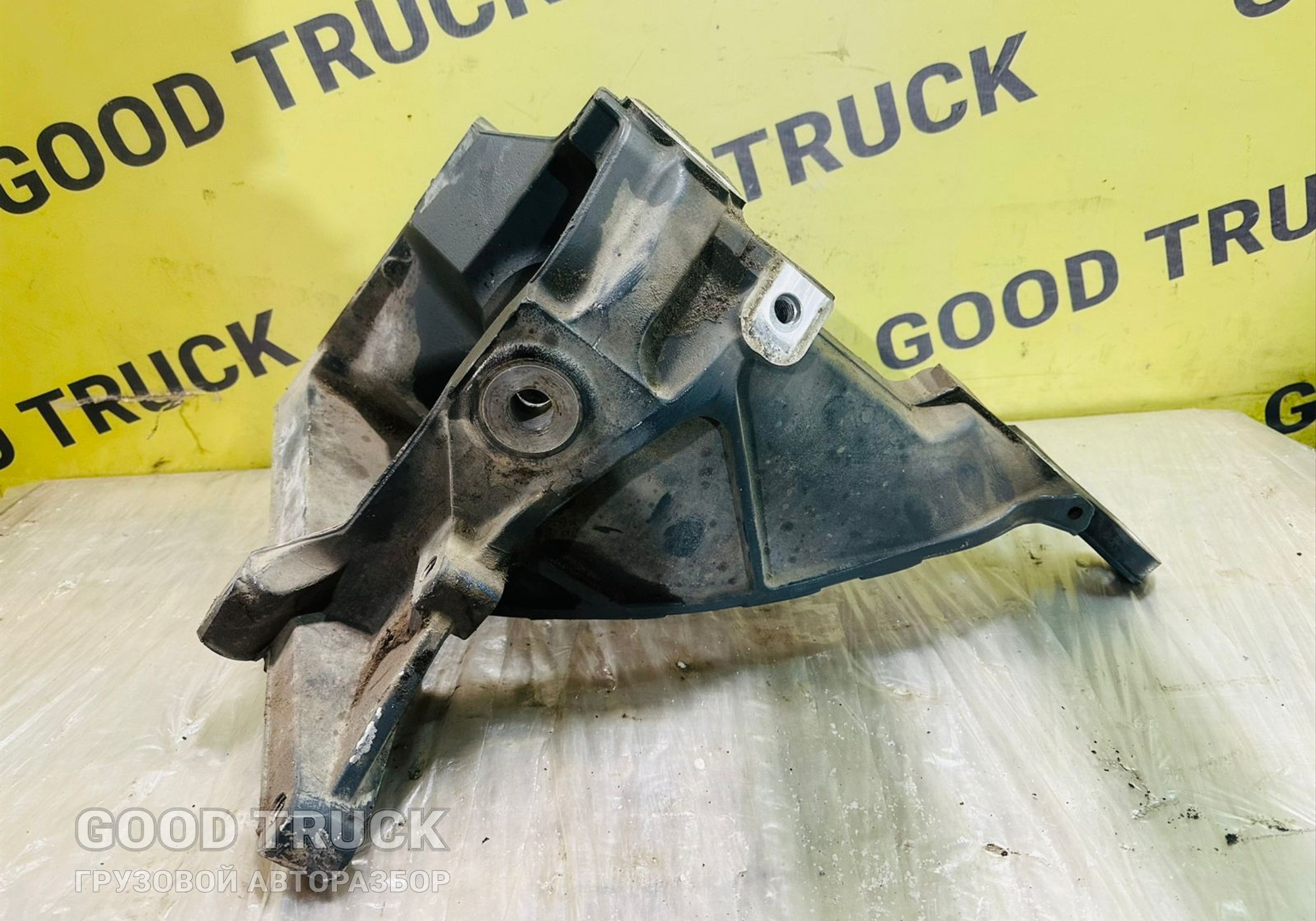 2306464 Кронштейн усилителя бампера правый для Daf XF