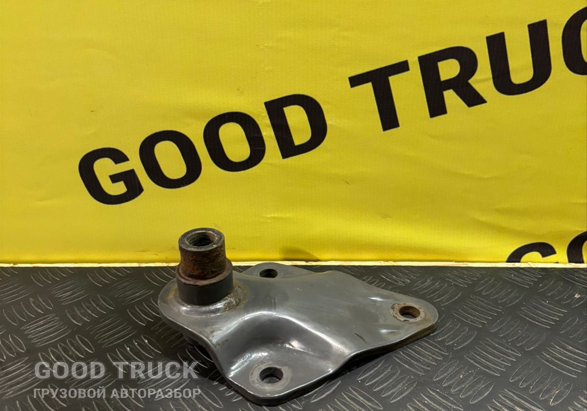 1075787 Кронштейн рабочего цилиндра подъема кабины для Volvo FH 3 (с 2008 по 2012)