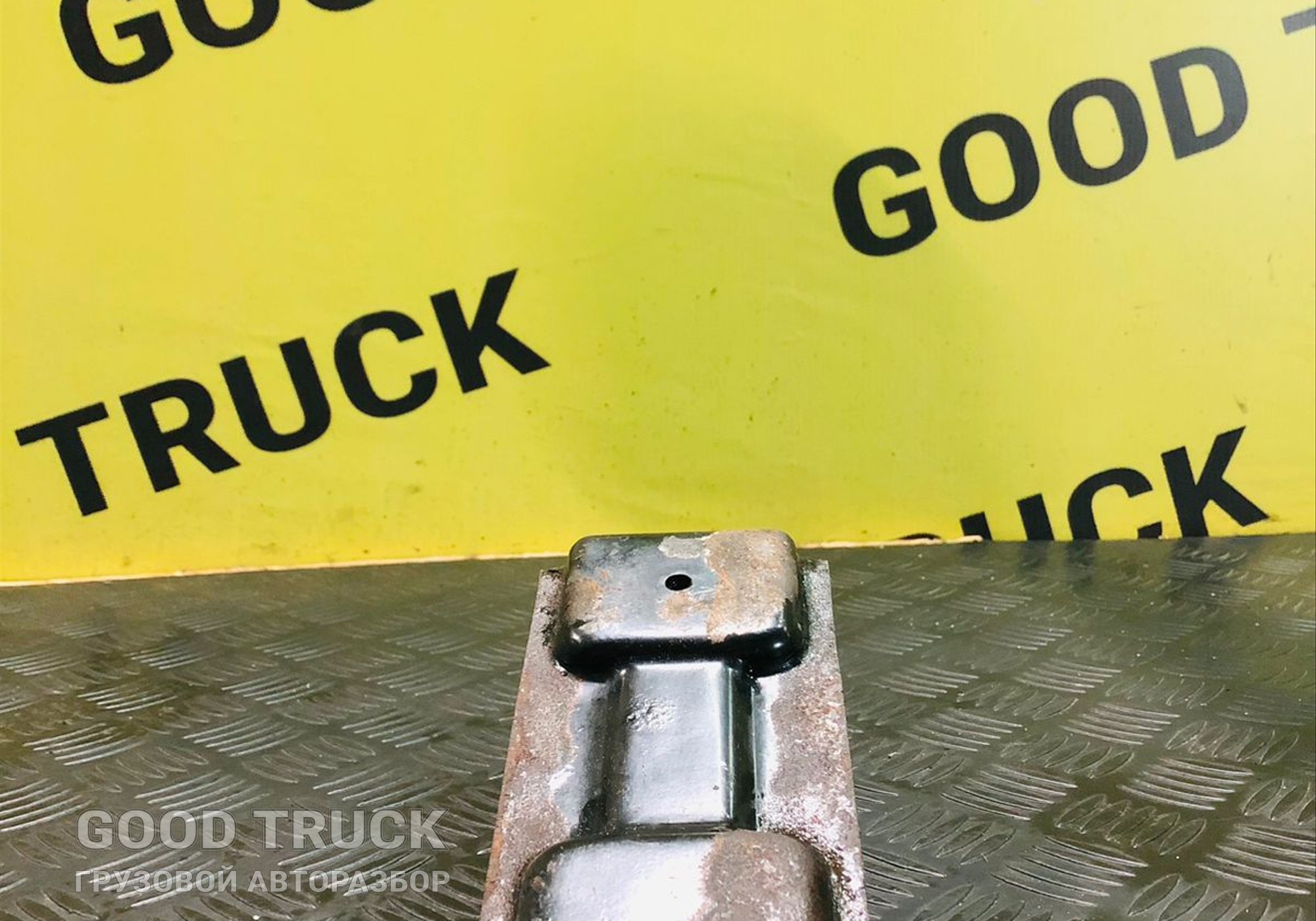 DZ16251230106 Кронштейн крыла для Shacman X6000 (с 2020)