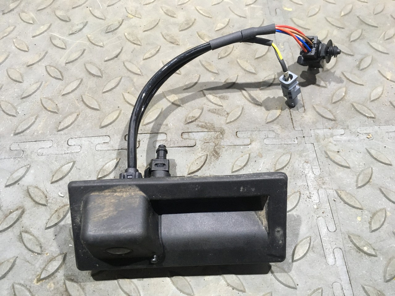 Кнопка открывания багажника с камерой Volkswagen Tiguan II