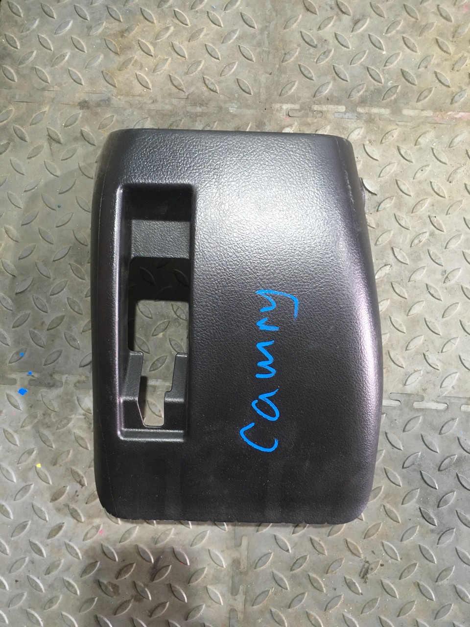 Обшивка рулевой колонки нижняя часть Toyota Camry XV50