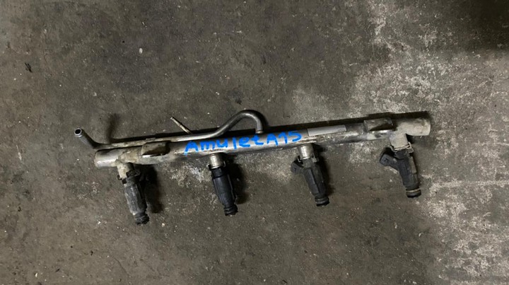 Рейка топливная (рампа) с форсунками Chery Amulet / A15