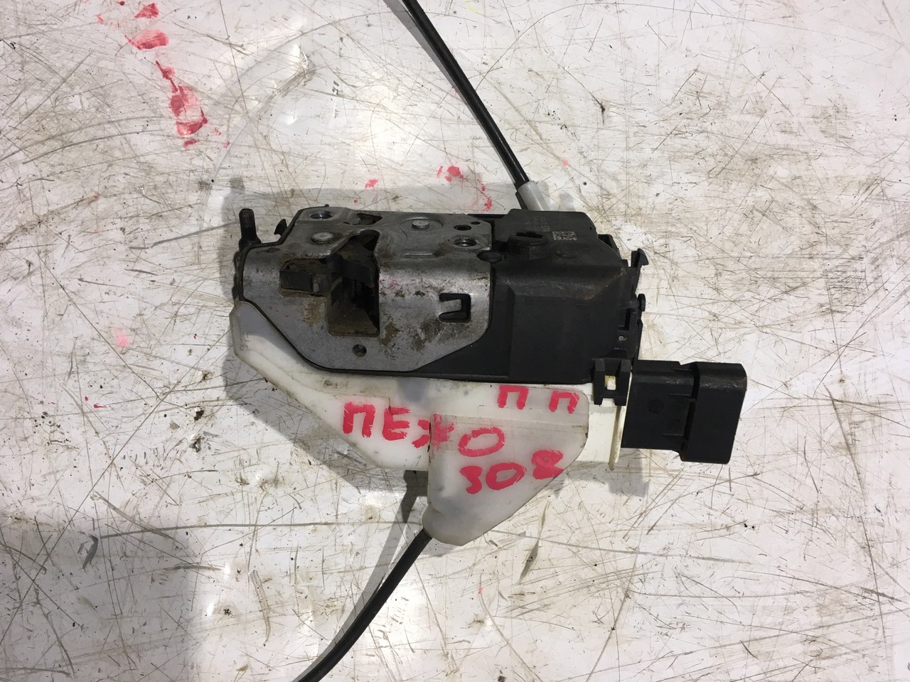 Замок передний правый Peugeot 308 I