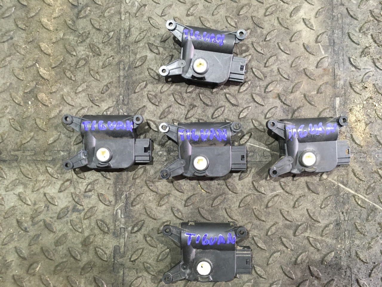 Моторчик привода заслонок отопителя Volkswagen Tiguan I