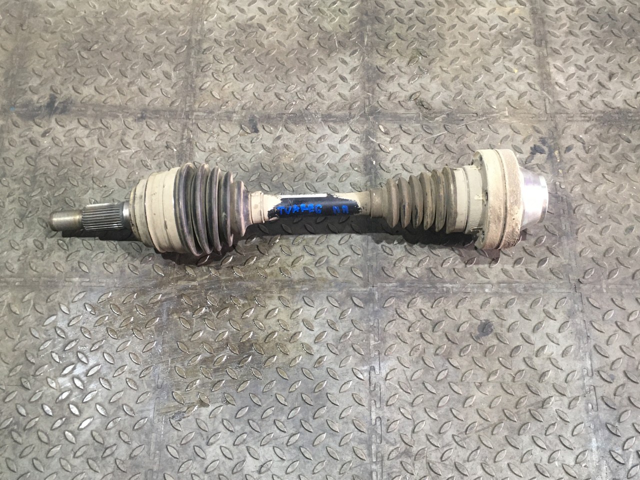 Полуось (привод) правый в сборе Volkswagen Touareg II