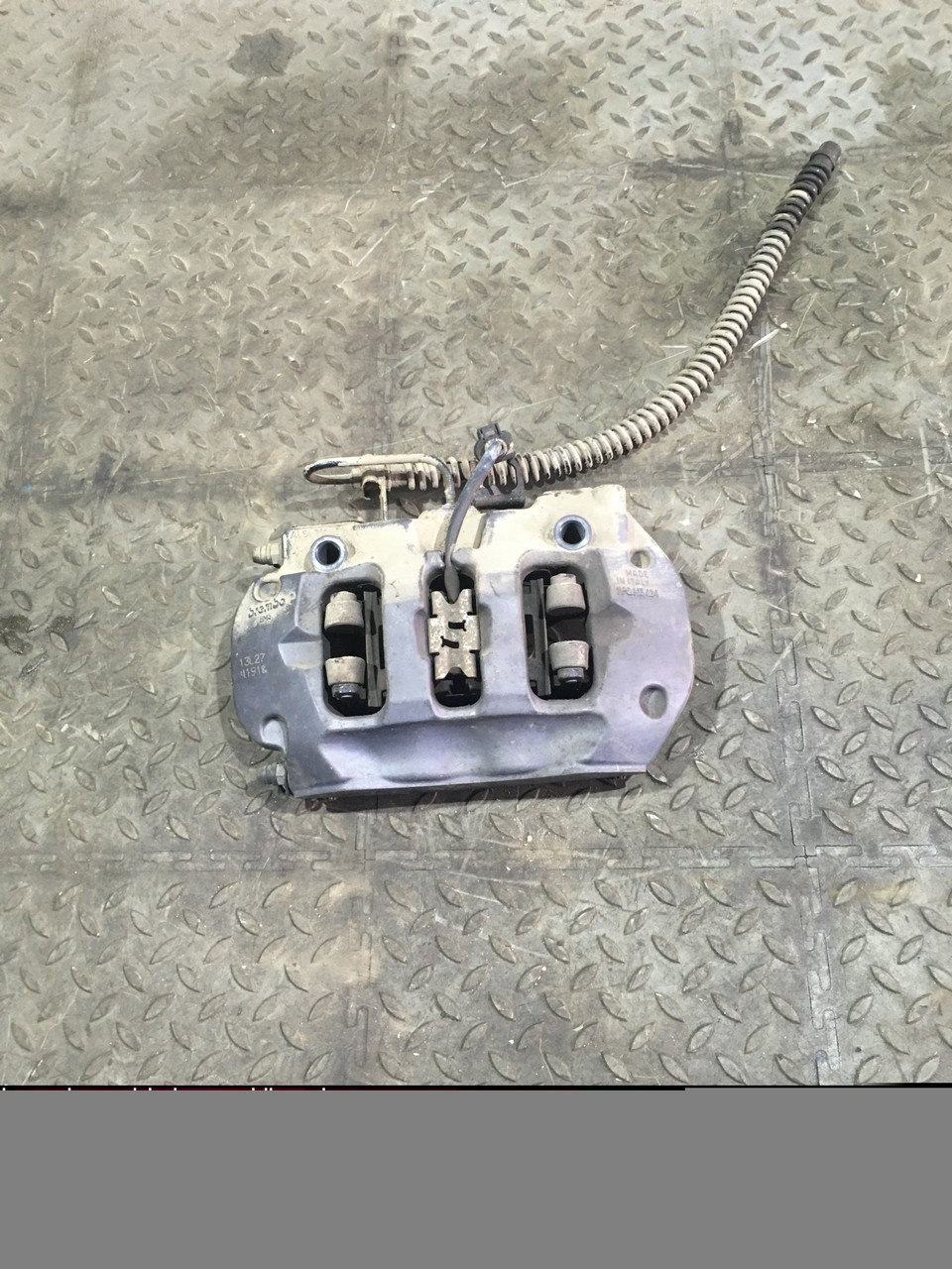 Суппорт задний правый Volkswagen Touareg II