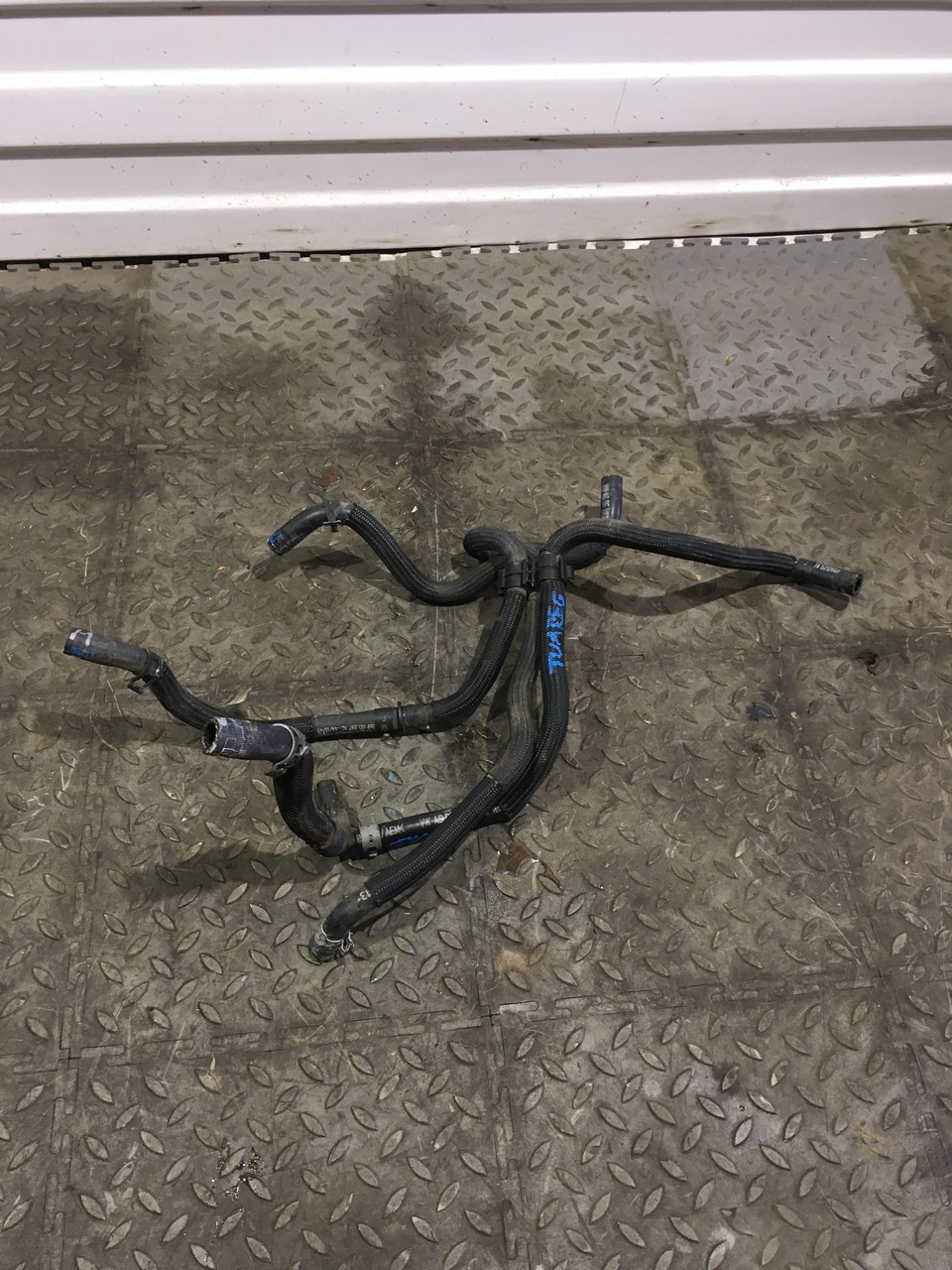 Патрубок системы охлаждения Volkswagen Touareg II