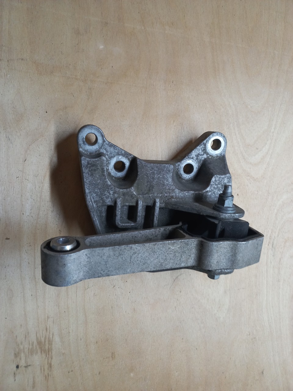 Кронштейн опоры двигателя Land Rover Range Rover Evoque