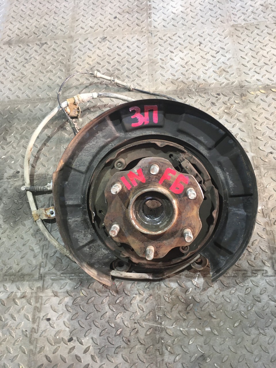 Кулак поворотный задний правый  в сборе со ступицей Infiniti QX56 II