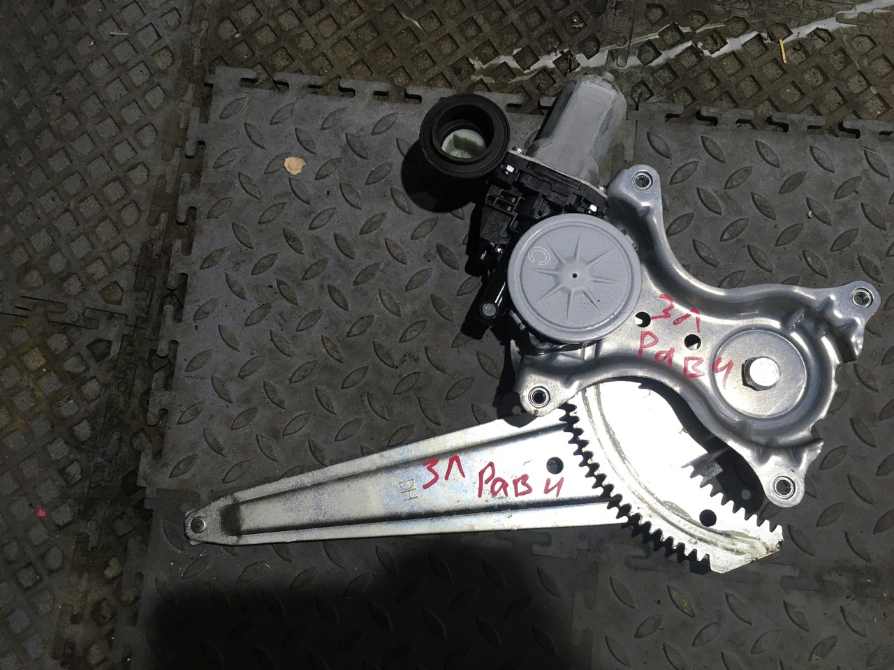 Стеклоподъемник электрический задний левый Toyota RAV4 CA40