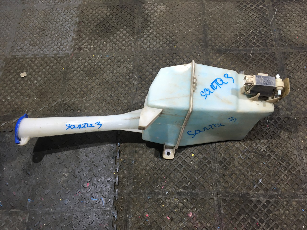 Бачок омывателя в сборе с моторчиком Hyundai Santa Fe III