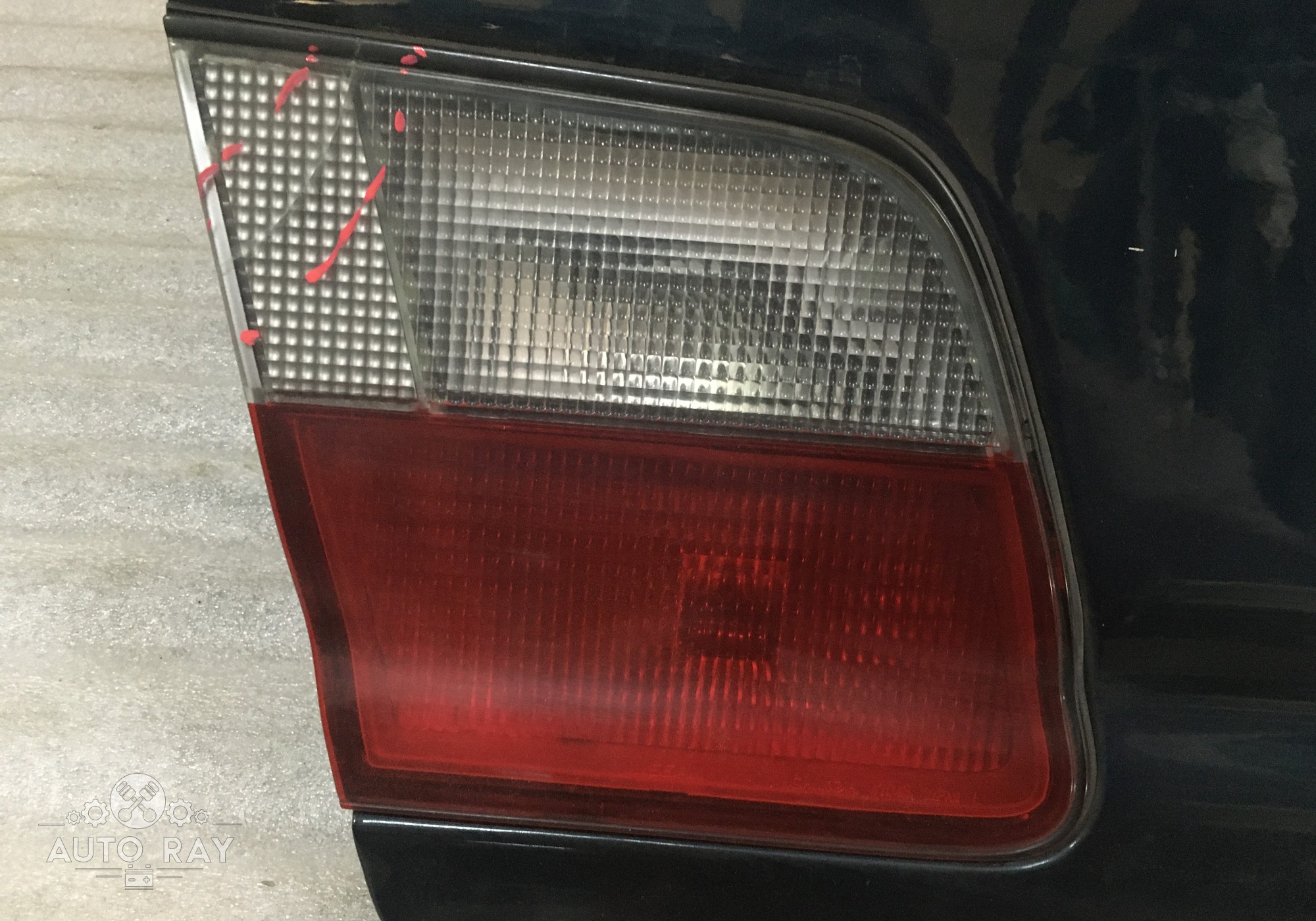 Фонарь задний внутренний левый для Nissan Maxima A32 (с 1995 по 2000)