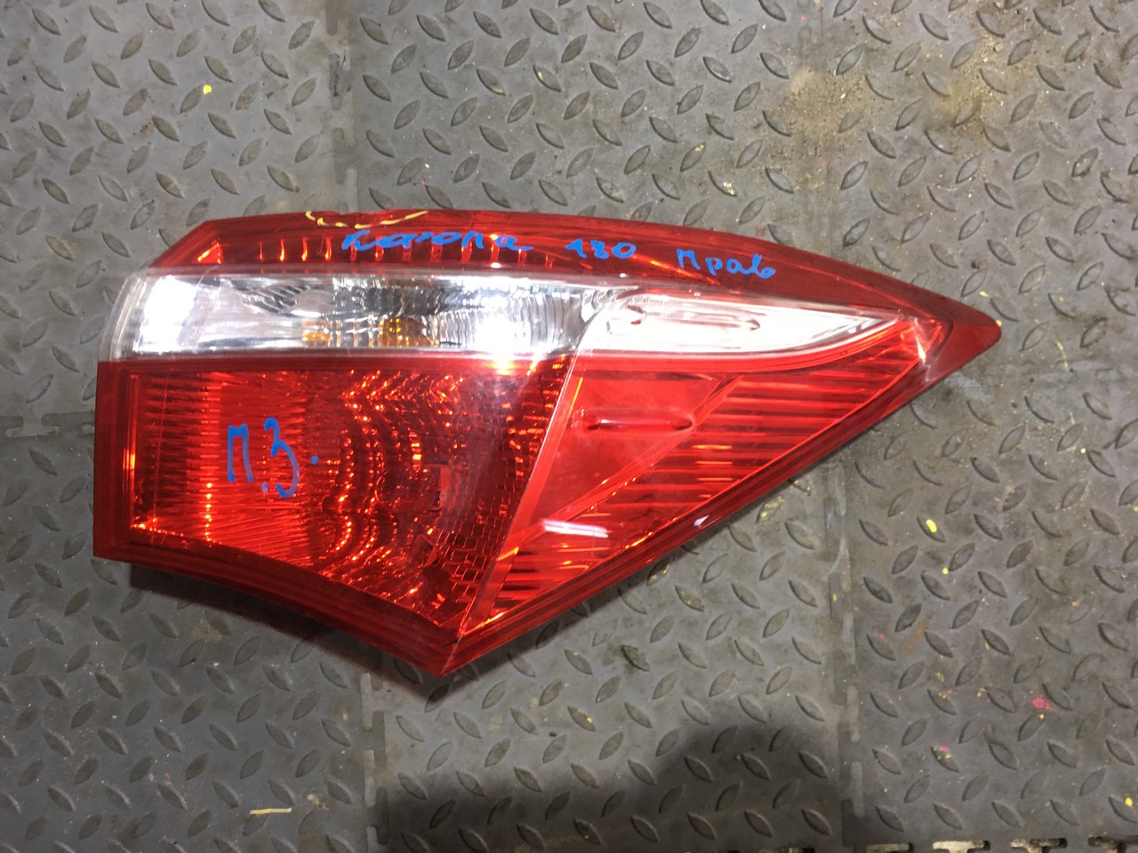 Фонарь задний правый наружный Toyota Corolla E160/E170/E180