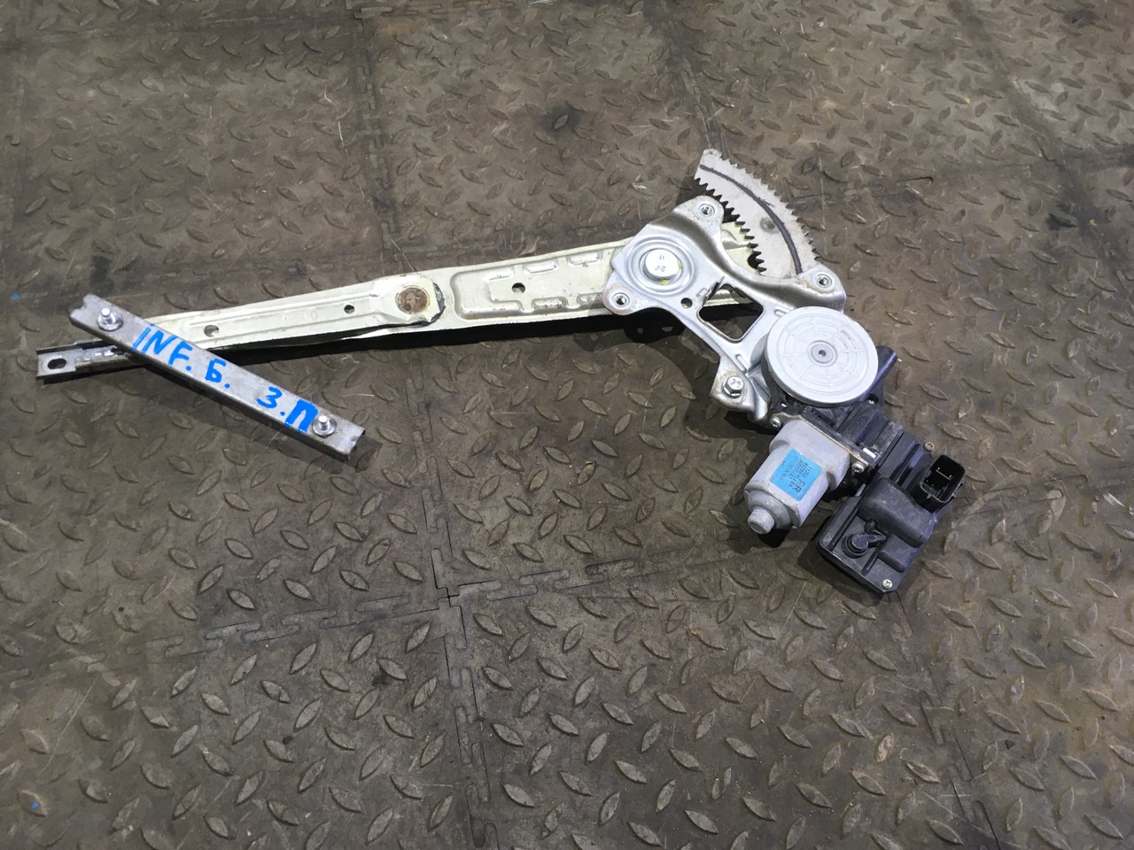 Стеклоподъемник электрический задний правый Infiniti QX56 II