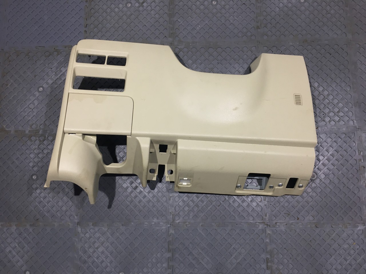 Накладка декоративная на торпедо под рулевой колонкой Infiniti QX56 II