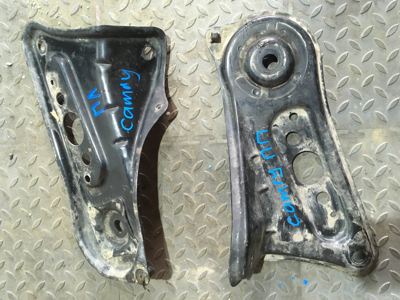 Кронштейн балки передний правый / левый Toyota Camry XV50