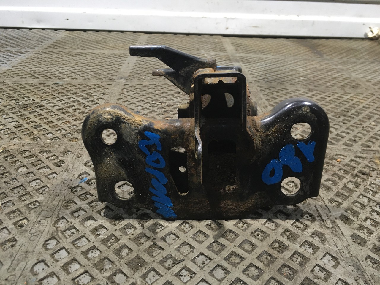 Опора двигателя левая Toyota Corolla E160/E170/E180