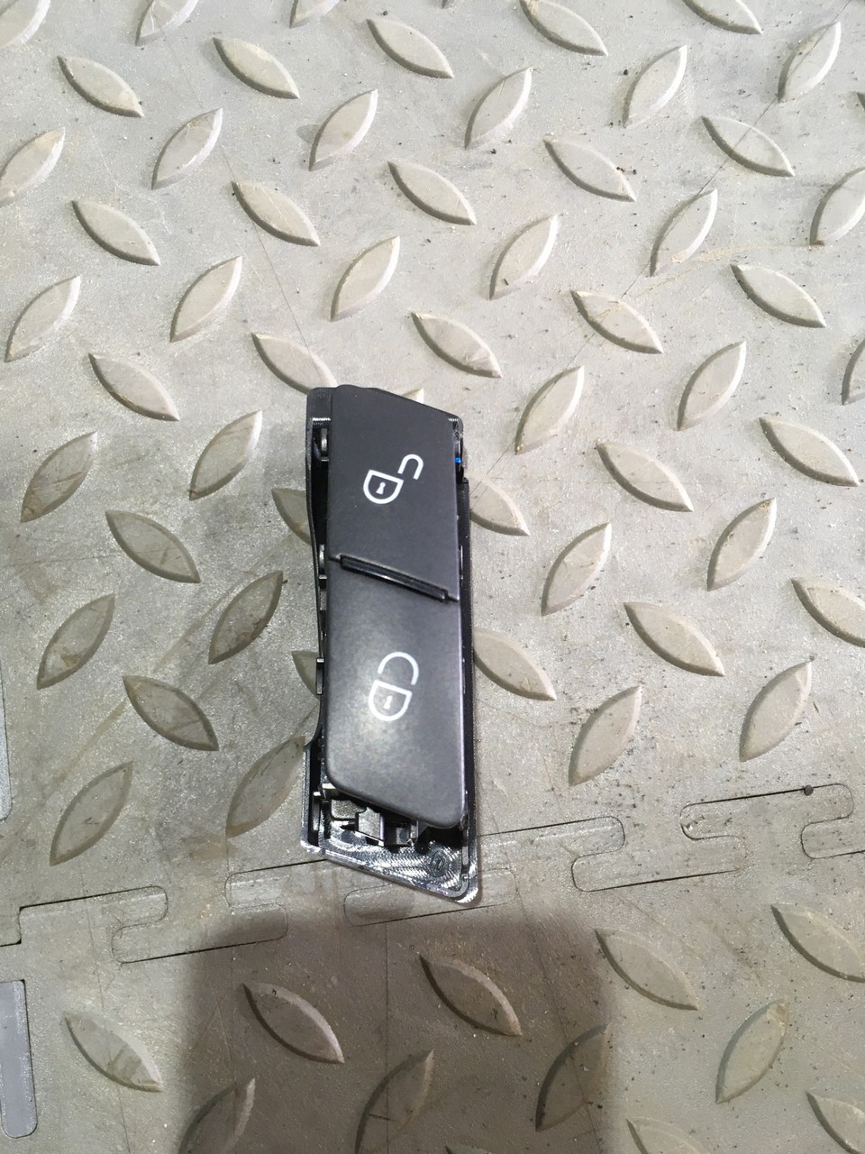 Кнопка центрального замка Mercedes-Benz C-class W204