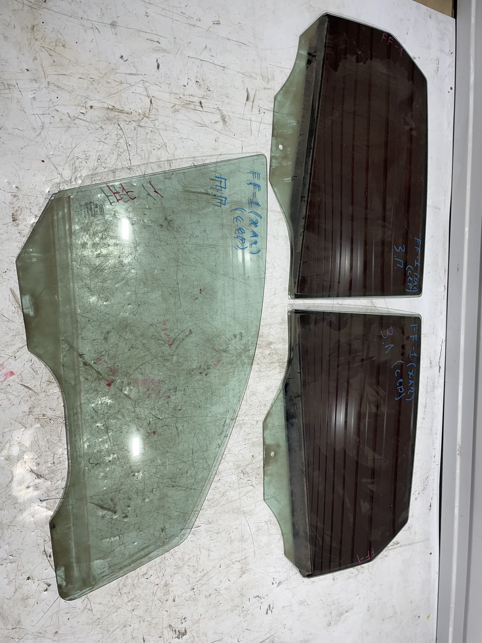 Стекло двери Ford Focus I