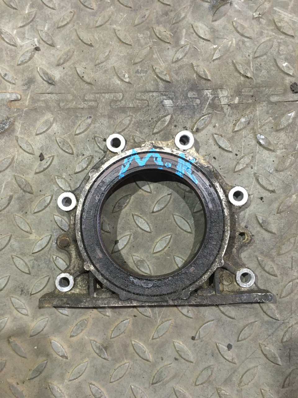 Крышка коленвала задняя Geely MK