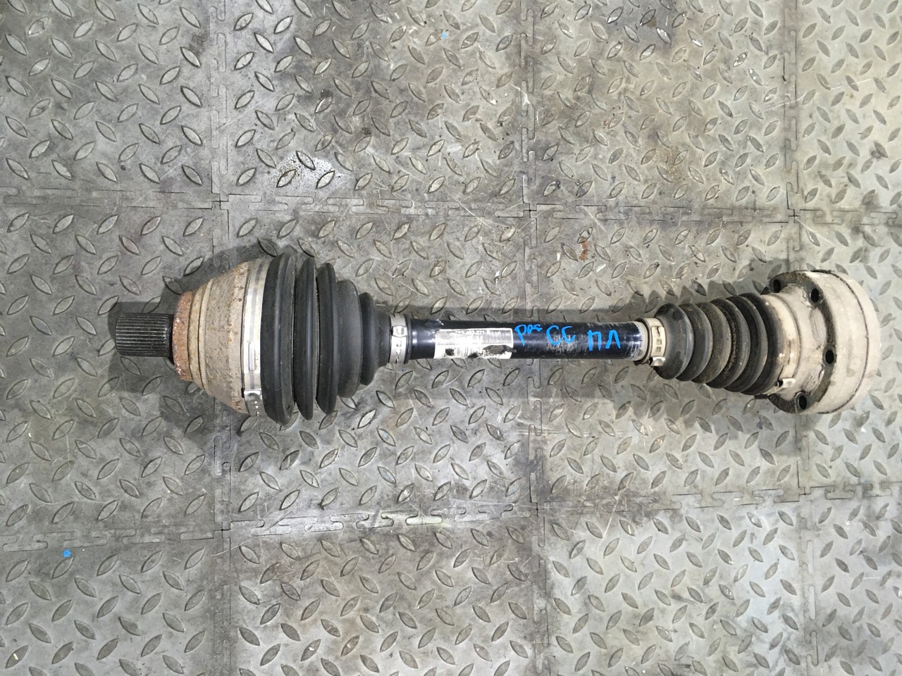 Полуось (привод) левый Volkswagen Passat CC