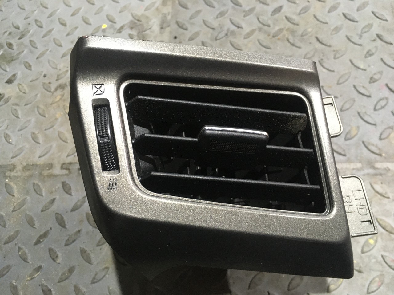 Дефлектор воздушный правый Toyota RAV4 CA40