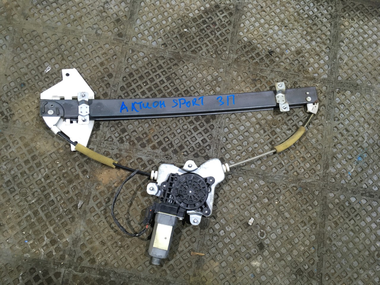 Стеклоподъемник электрический задний правый SsangYong Actyon Sports I