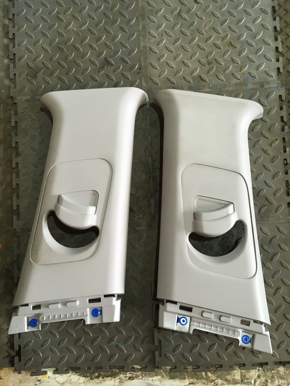 Обшивка стойки средняя верхняя правая / левая Kia Rio X-Line