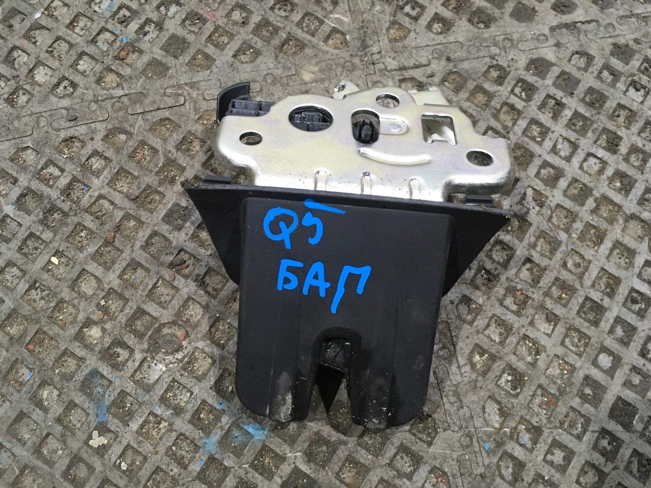 Замок багажника Audi Q7 4L