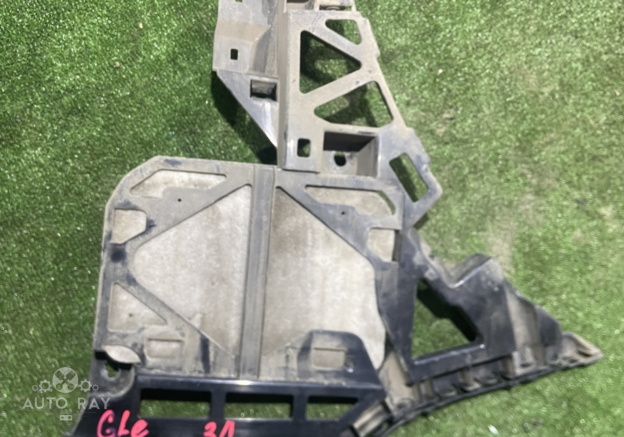 A1668851721 Кронштейн заднего бампера левый для Mercedes-Benz GLE W166 (с 2015 по 2018)