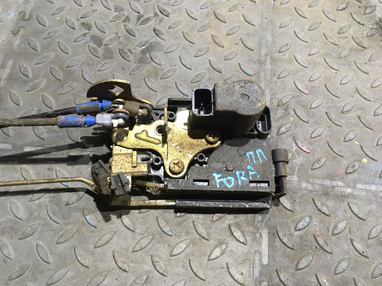 Замок передний правый Chery Fora / A5