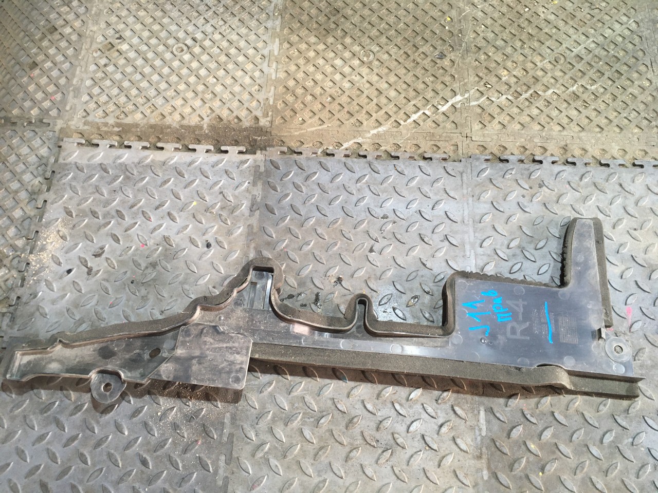 Пыльник радиатора правый / дефлектор радиатора Nissan Qashqai J11