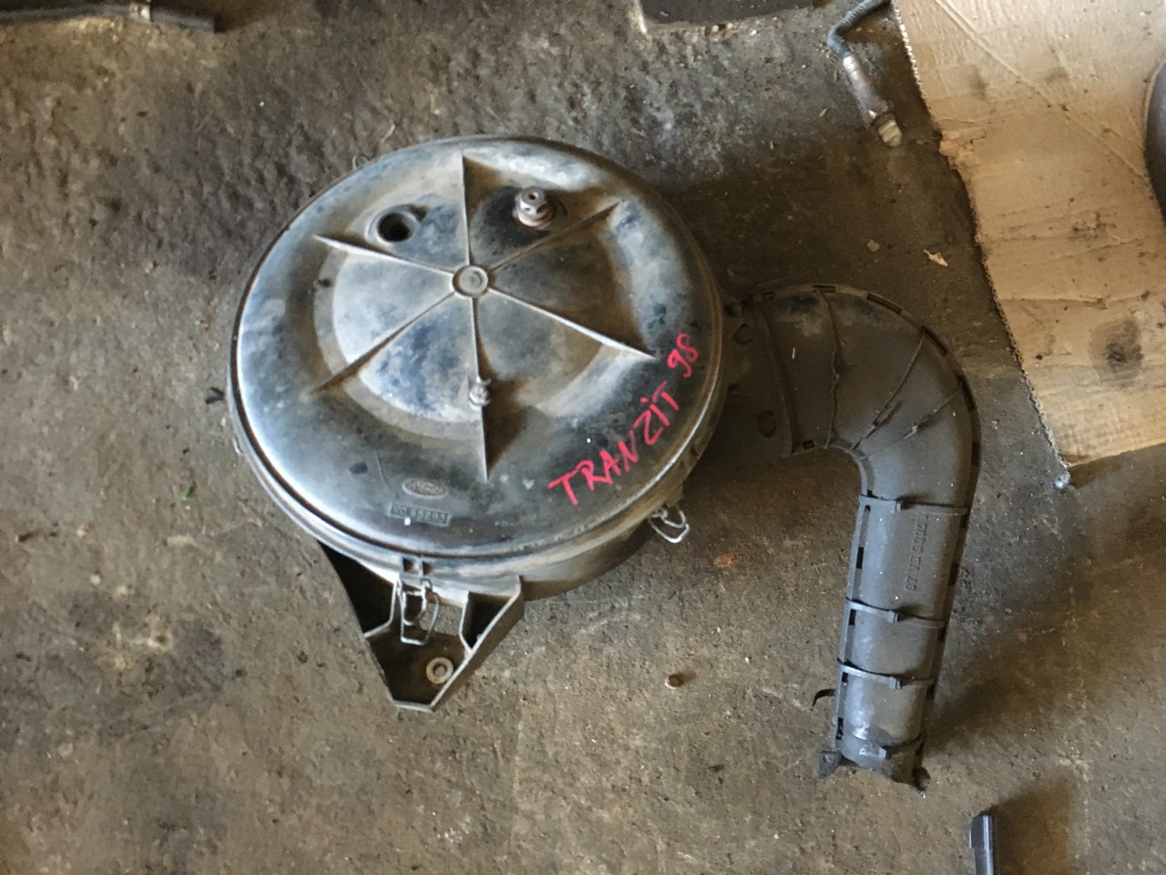 Воздушный фильтр (корпус) Ford Transit V